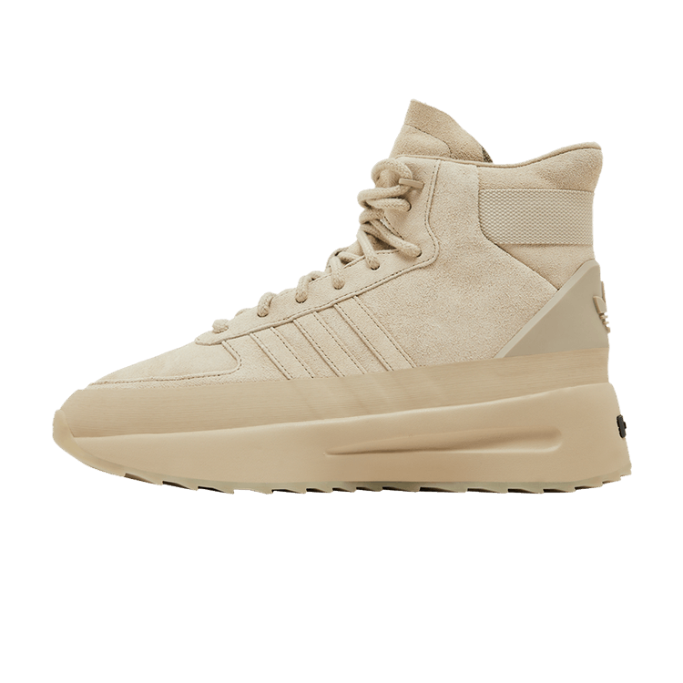 adidas Fear of God Athletics Los Angeles Hikers Sesame, zijaanzicht met beige suède bovenwerk, dikke zool en vetersluiting