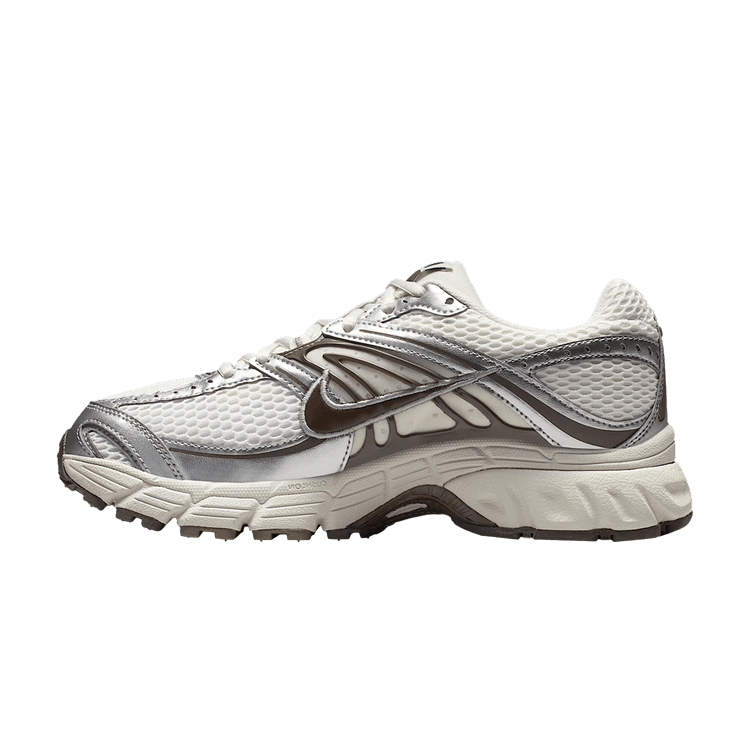 Nike Air Max Moto 2K Phantom Silver Baroque Brown, zijaanzicht met textured mesh en zichtbare Air Max zool