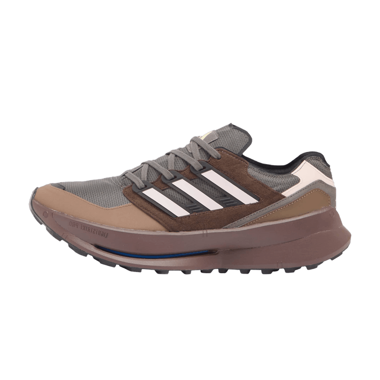 adidas Equipment Agravic Charcoal Brown, zijaanzicht met grijze mesh, bruine en witte accenten, stevige zool