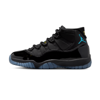 Jordan 11 Retro Gamma Blue (2025) zijaanzicht met zwart patent leather, mesh en blauwe zool