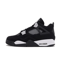Nike Air Jordan 4 White Thunder, zijaanzicht met zwart suède, wit mesh-panelen en witte zoolaccenten
