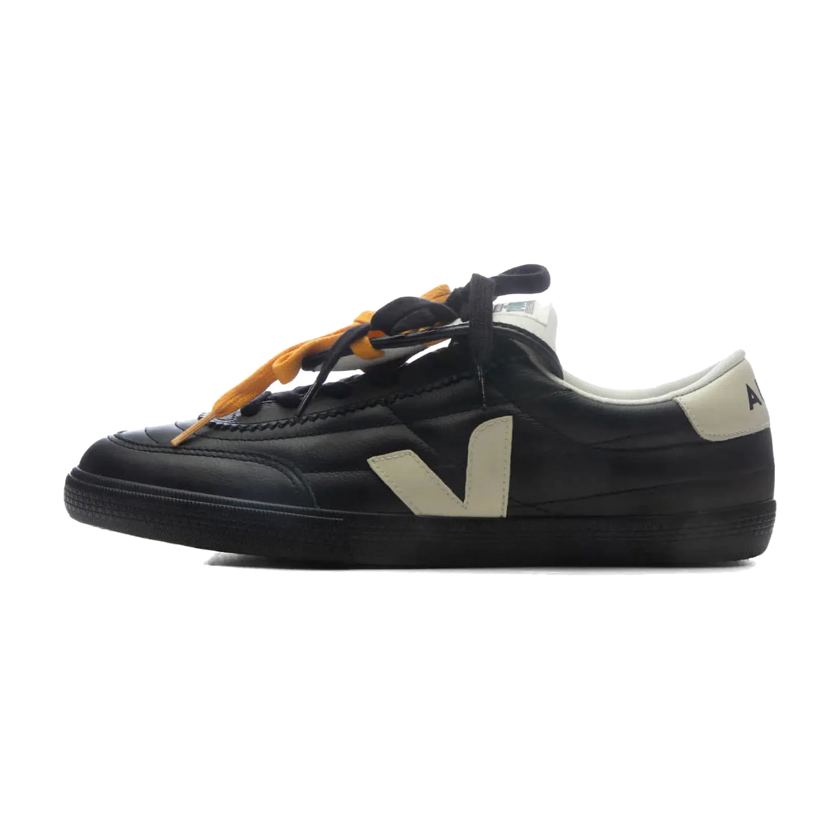 Veja Panenka Leather Magliano Black, zijaanzicht met zwart leer, beige V-logo en oranje veters