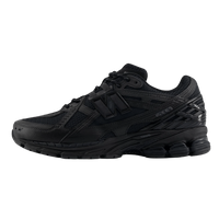 New Balance 1906U Triple Black, zijaanzicht van de volledig zwarte sneaker met mesh en leer, dikke zool