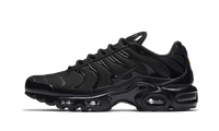 Nike Air Max Plus Triple Black, zijaanzicht met mesh en patent leather, Air Max zool