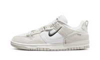 Nike Dunk Low Disrupt 2 Pale Ivory Black, zijaanzicht met witte en beige leer, zwart Swoosh logo