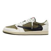 Nike Air Jordan 1 Low Travis Scott Medium Olive, zijaanzicht met olijfgroen en wit leer, zwart Swoosh logo