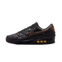Nike Air Max 90 QS Volcano, zijaanzicht met zwarte quilted upper, oranje accenten en gele Air Max zool
