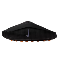 Nike Mind 001 Slide Black Chrome, zijaanzicht met zwart bovenwerk, oranje noppen op zool