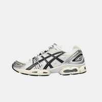 Asics Gel-Nimbus 9 Cream Black, zijaanzicht met wit mesh, zwarte stiksels en grijszilveren details