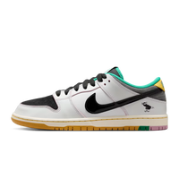 Nike SB Dunk Low CSEF zijaanzicht met wit, zwart en gekleurde accenten, gele zool