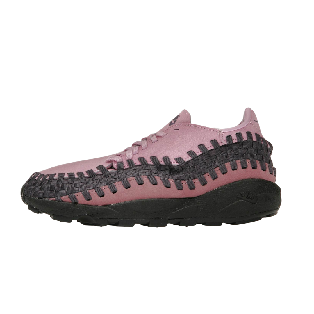 Nike Air Footscape Woven Beyond Pink, zijaanzicht met roze en zwarte woven details, chunky zool