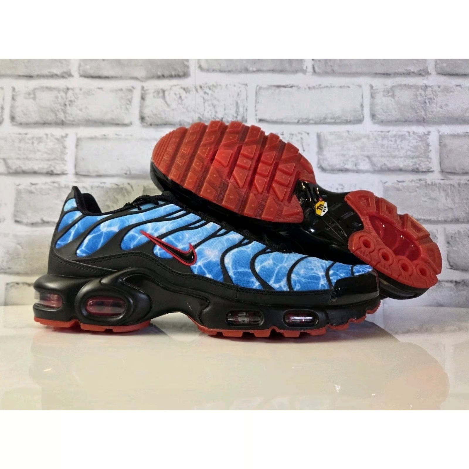 Nike Air Max Plus
Shark Attack