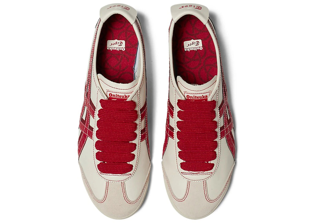 Onitsuka Tiger Mexico 66 Year of the Snake bovenaanzicht, crème en rood design met rood logo-voering binnenin