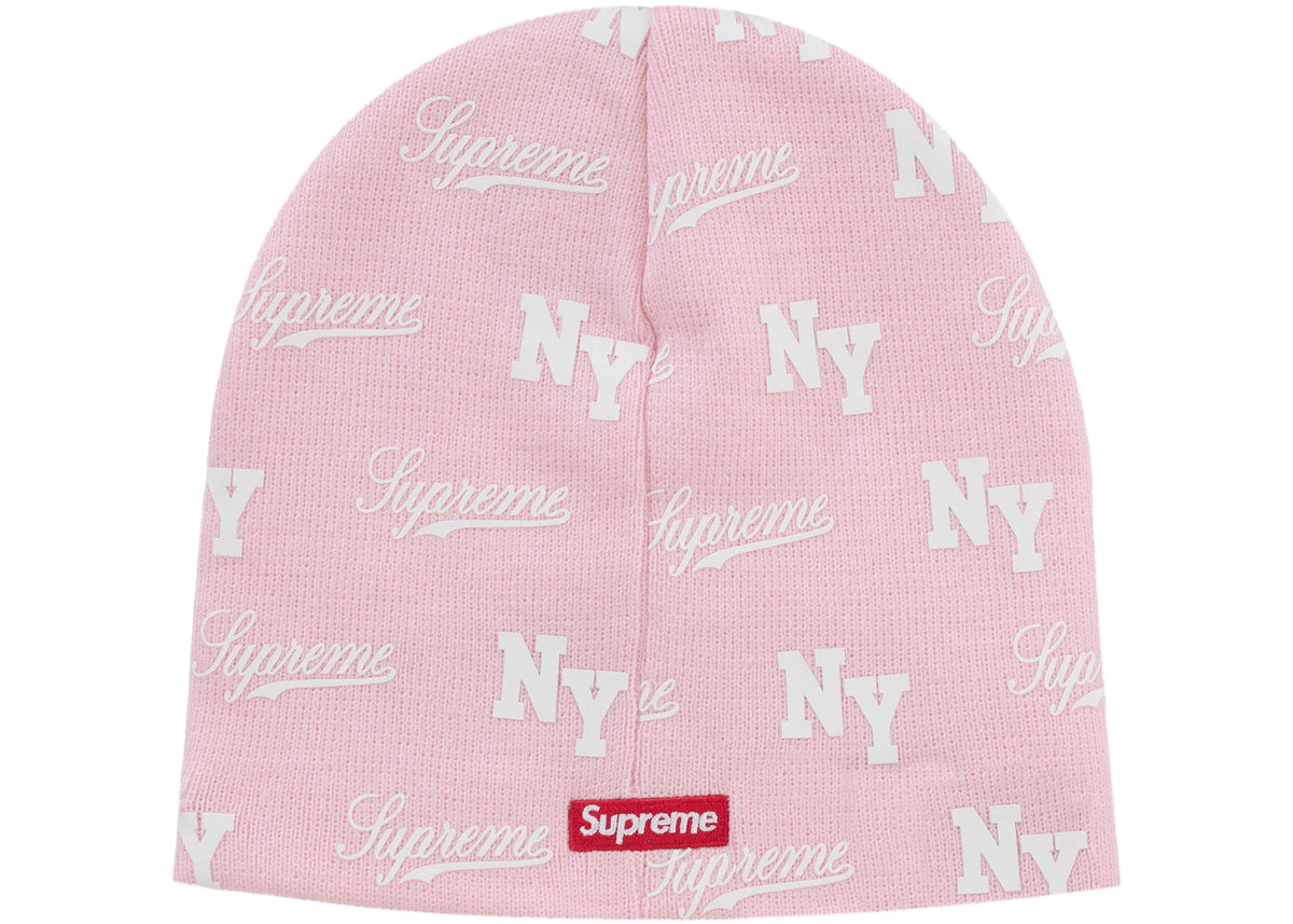 Supreme New Era Monogram Beanie Pink, bovenaanzicht met rood Supreme-label en herhalend wit motief