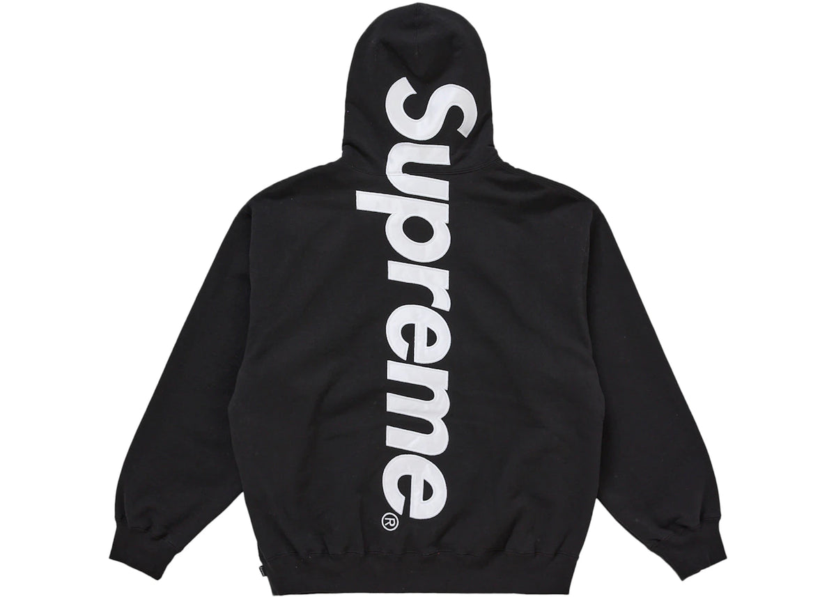 Supreme Satin Appliqué Hooded Sweatshirt achteraanzicht, groot wit logo verticaal op zwarte rug