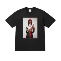 Supreme Playboi Carti Tee Black, vooraanzicht met zwart katoenen shirt en groot fotoprint op borst