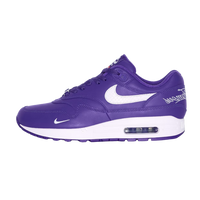 Supreme X Nike Air Max 1 87 Varsity Purple, zijaanzicht met paars leer, wit swoosh en Air Max zool