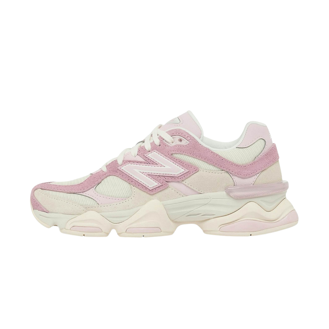 New Balance 9060 Pink Taffy Rose Sugar, zijaanzicht met roze en crème kleurvlakken, mesh en suède materiaal, witte veters