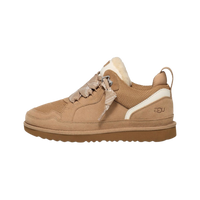 UGG Lowmel Sand (Kids) zijaanzicht, beige sneaker met witte zool en textuur details