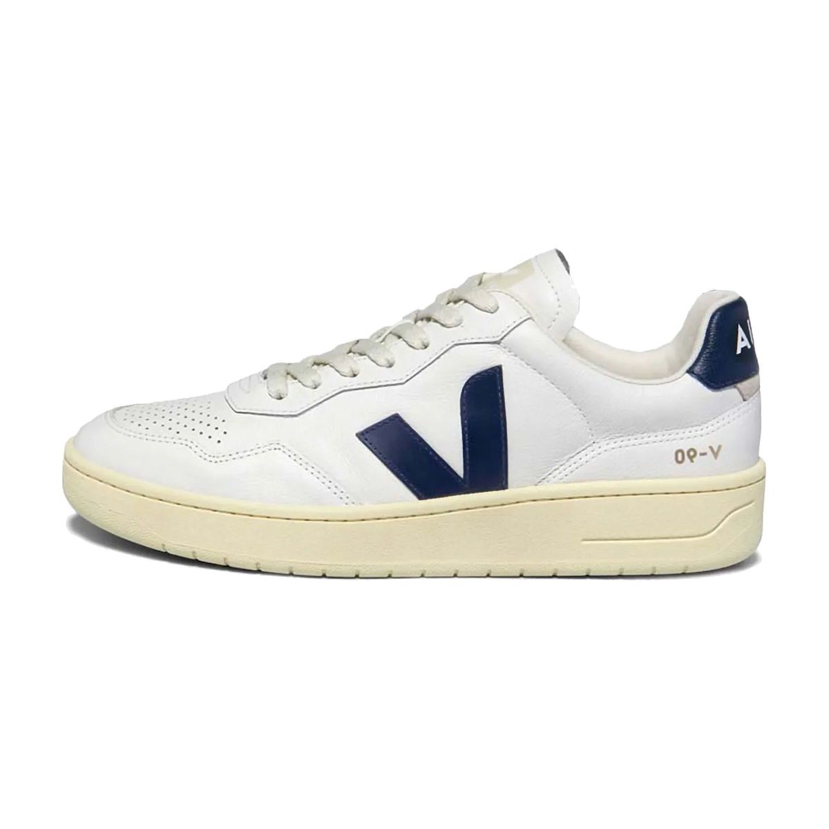 Veja V-90 O.T. Leather Extra White Nautico, zijaanzicht met wit leer, donkerblauwe V-logo en crèmekleurige zool