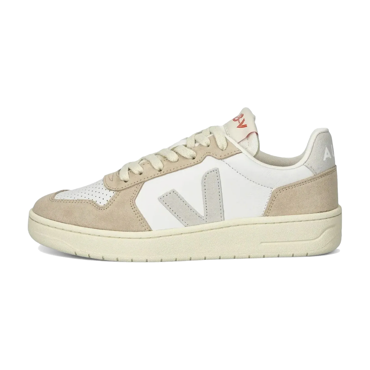 Veja V-82 Leather White Natural Almond, zijaanzicht met beige suède en wit leer, groot V-logo, crèmekleurige zool
