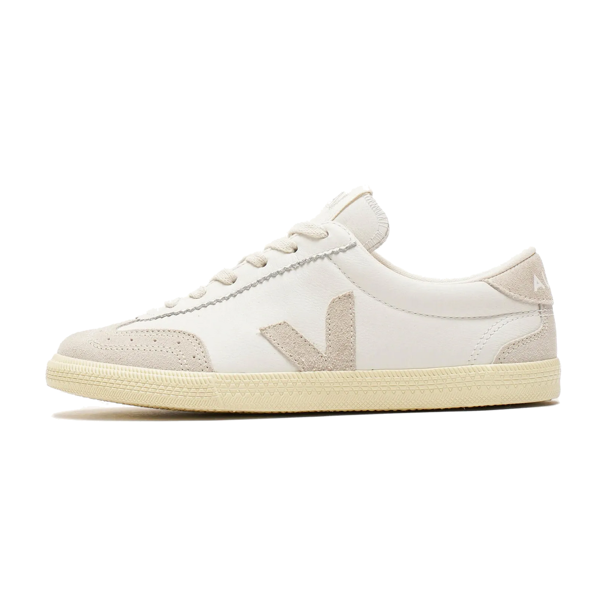 Veja Volley White Natural, zijaanzicht sneaker met wit leer, beige suède accenten en room kleurige vintage zool