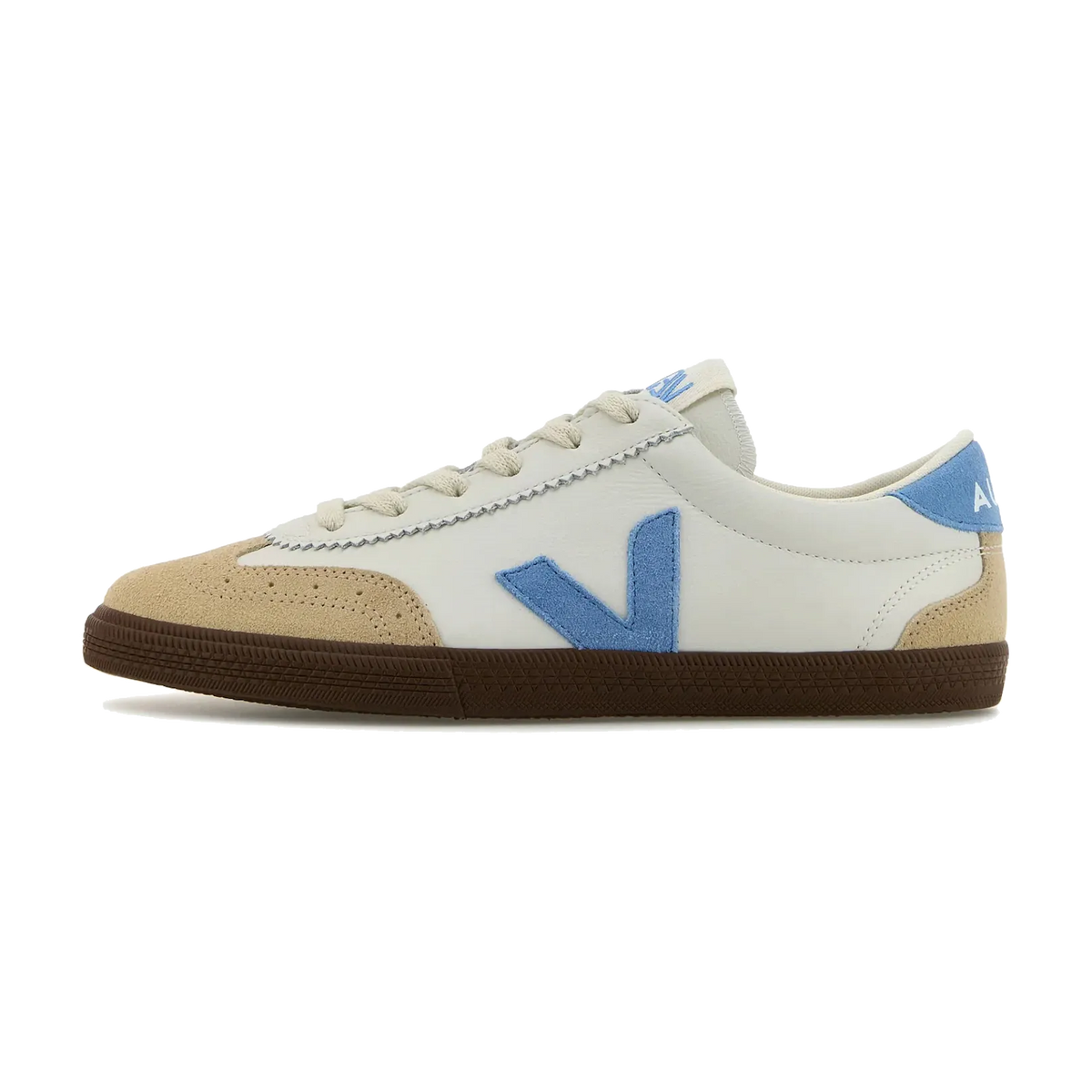 Veja Volley White Aqua Bark zijaanzicht, wit leer met blauw V-logo, beige suède teen en bruine zool