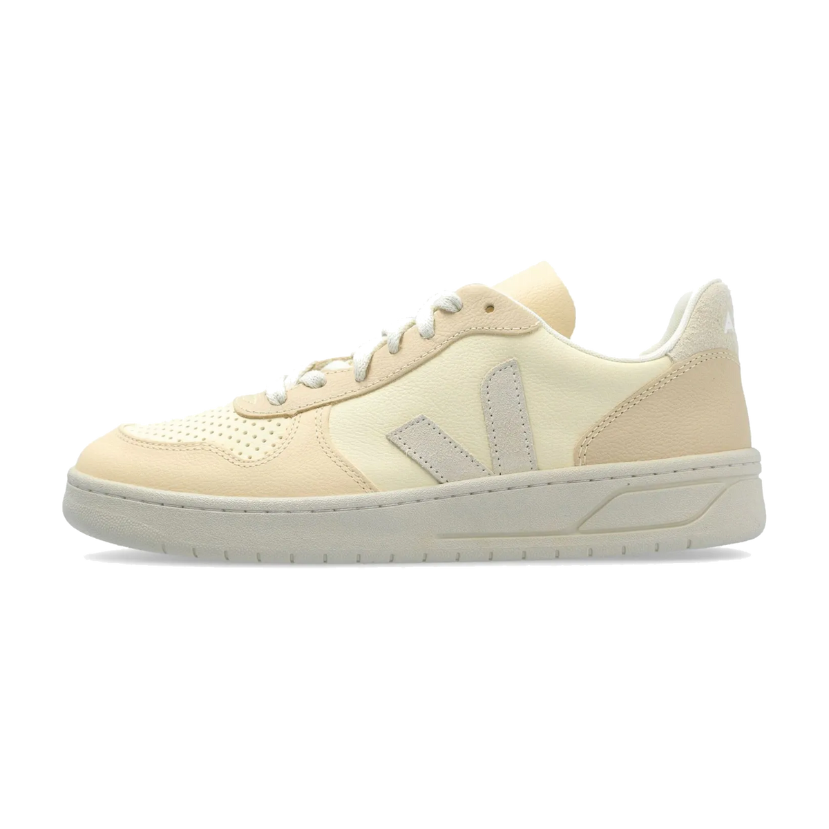 Veja V-10 Multico Cashew Pierre zijaanzicht met crèmekleurig leer, grijs V-logo en witte zool