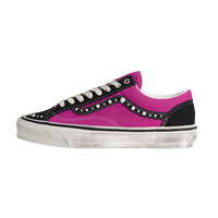 Vans OTW Old Skool 36 Pearlized Pack Pink Black, zijaanzicht met roze canvas, zwarte details en witte studs