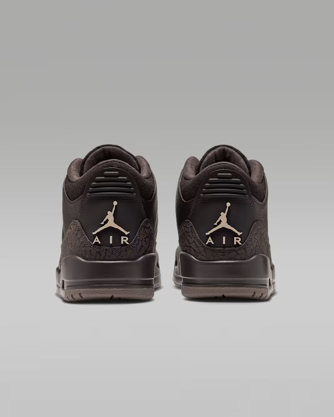 Jordan 3 Retro Fireside, achteraanzicht paar met Air Jordan-branding op hielstuk
