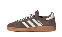 Adidas Handball Spezial Earth Strata, zijaanzicht met bruine suède, witte strepen en gumrozool