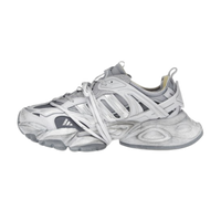adidas XLG Runner Deluxe Gray, zijaanzicht met wit en grijs kleurvlakken, chunky zool en mesh details