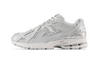 New Balance 1906D Protection Pack Silver Metallic, zijaanzicht met wit mesh en grijze suède, dikke witte zool