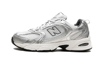 New Balance 530 Grey Matter Silver Metallic, zijaanzicht met zilver mesh en metallic accenten op witte zool