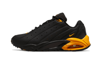 Nike NOCTA Hot Step Air Terra Black University Gold, zijaanzicht met zwart nubuck en goudgeel Air-unit