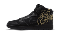 Nike SB Dunk High FAUST Black Gold, zijaanzicht met zwart leer en goudkleurig graffiti-logo op de hiel