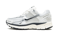 Nike Zoom Vomero 5 Photon Dust zijaanzicht met witte mesh, zwarte swoosh en roomkleurige zool