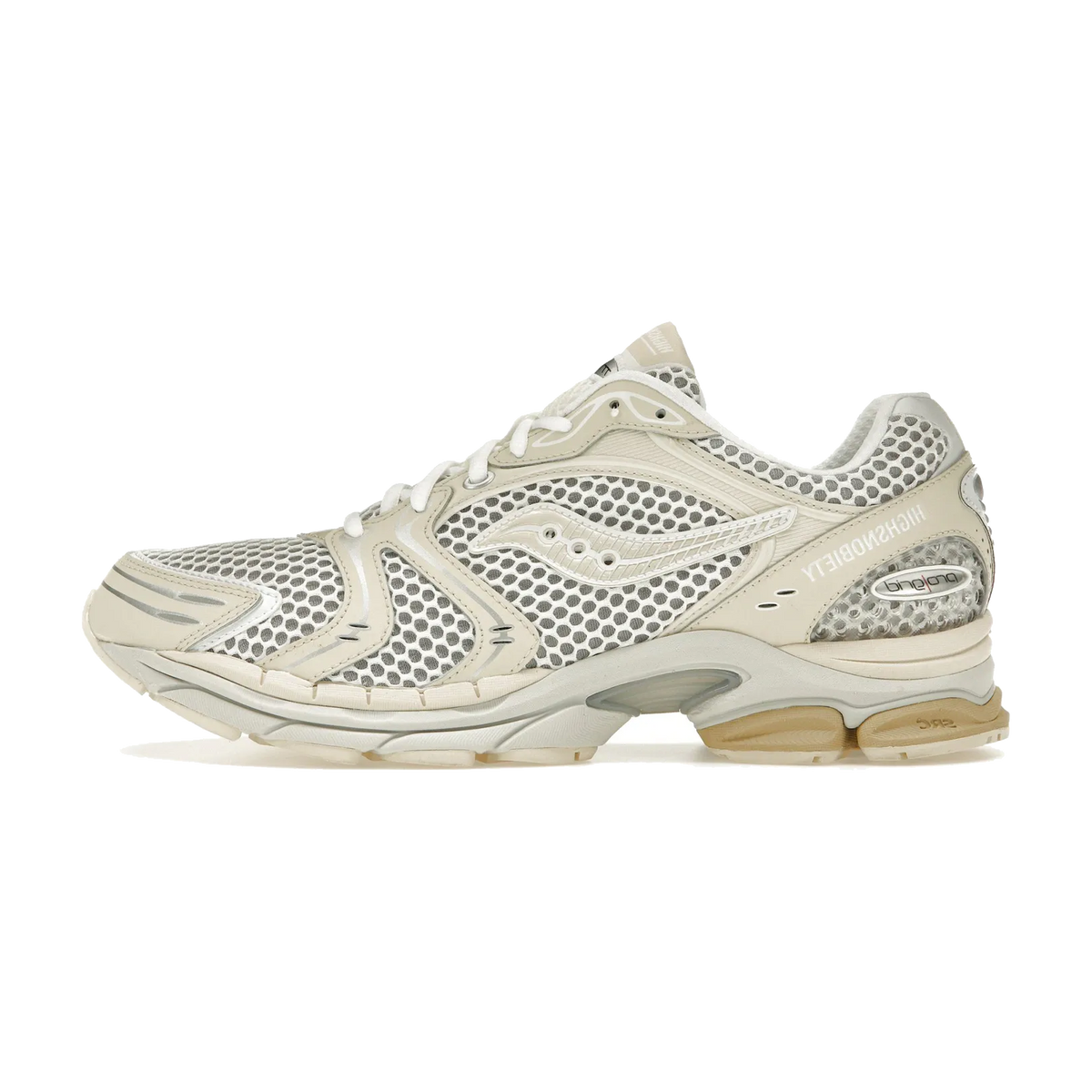 Saucony ProGrid Triumph 4 Highsnobiety Cream, zijaanzicht met mesh- en synthetische panelen in crème, beige zool