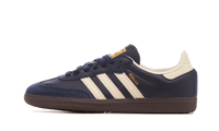 Adidas Samba OG Night Navy Gum, zijaanzicht met marineblauw canvas, crèmekleurige stiksels en bruine gumzool