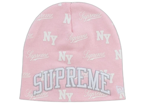 Supreme New Era Monogram Beanie Pink, vooraanzicht met wit logo en NYC-patroon op roze katoen
