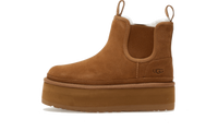 UGG Neumel Platform Chelsea Boot Chestnut, zijaanzicht van bruine suède boot met elastische zijpanelen en dik platformzool
