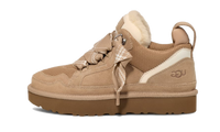 UGG Lowmel Sand zijaanzicht, beige mesh en suède met witte details en platform zool