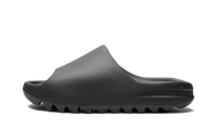 Adidas Yeezy Slide Onyx, zijaanzicht met karakteristieke gegroefd zoolprofiel