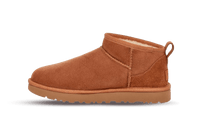 UGG Classic Ultra Mini Boot Chestnut, zijaanzicht van bruine suède laarzen met wolzool